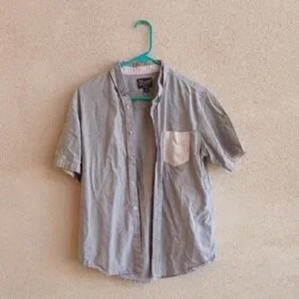 Light Gray Short-Sleeve Button-Up Shirt with Chest Pocket